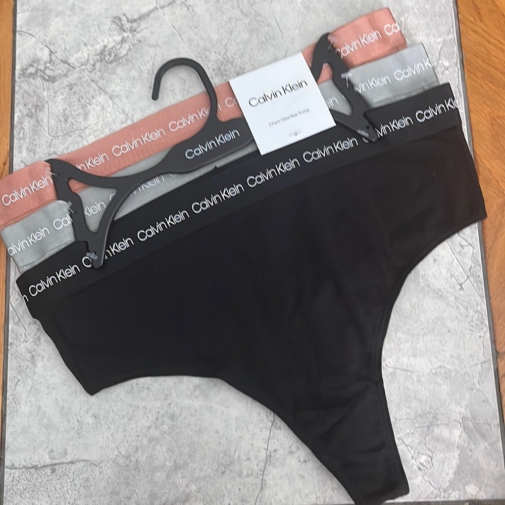 Calvin Klein Women’s Mid-Rise Thong 3 pack new with tags size medium